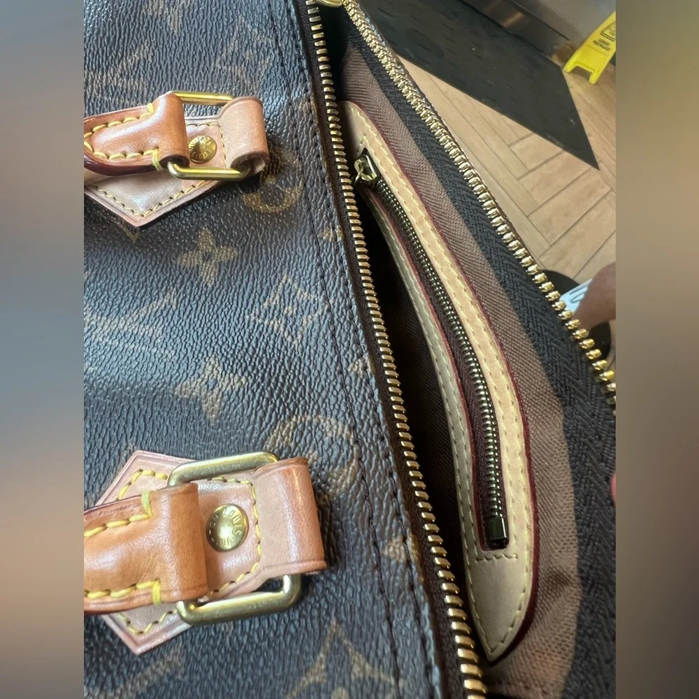 not for sell. Too old
Louis Vuitton Monogram Speedy 25 with Bandouliere strap - Picture 5 of 7